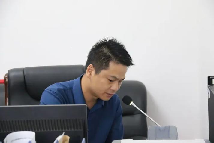 当天早上,学校通过广播的形式,举行了关于"网络安全"的室内周会课